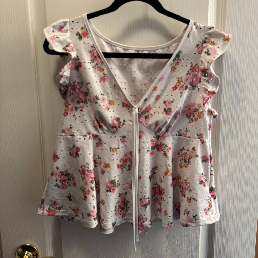 White Floral Flutter Sleeve Tank Size Large